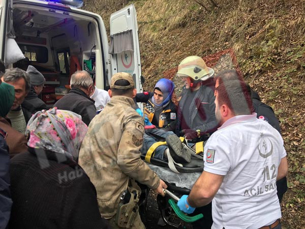 Trabzon'da kaza - Otomobil ormanlık alana yuvarlandı