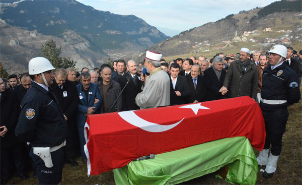 Maçka ilçesi Gürgenağaç Mahallesi'nde ikindi vakti kılınan cenaze namazına İçişleri Bakanı Süleyman Soylu, Trabzon Valisi Yücel Yavuz, Trabzon Büyükşehir Belediye Başkanı Orhan Fevzi Gümrükçüoğlu, Trabzon İl Jandarma Komutanı Albay Okçin Akşit, AK Parti Trabzon milletvekilleri, Trabzon Emniyet Müdürü Ahmet Hakan Arıkan, şehidin ailesi, yakınları ve vatandaşlar katıldı.