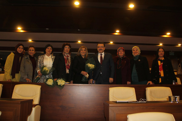 Başkan Genç'ten MHP Kadın kollarına plaket