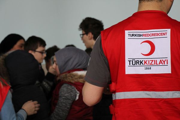 Türk Kızılayı Rize Kalkandere’de iyilik dağıttı 