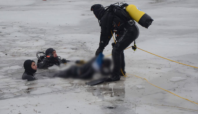Donmuş çaydan bisikletle geçen çocuklar buz kırılınca suya düşerek öldü