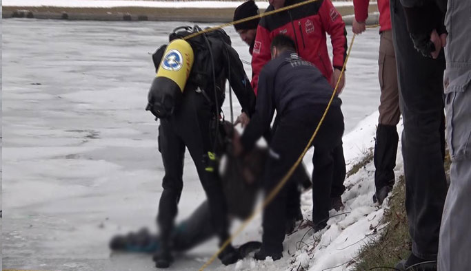 Donmuş çaydan bisikletle geçen çocuklar buz kırılınca suya düşerek öldü