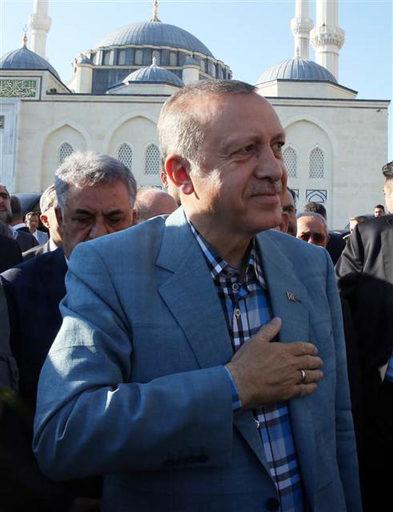 Cumhurbaşkanı Erdoğan bayram namazı için gittiği camide rahatsızlandı