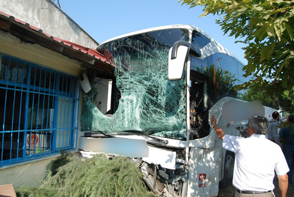 Yolcu otobüsü çay ocağına girdi: 2'si ağır 8 yaralı
