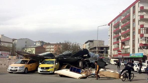 Şiddetli fırtına Erzurum'u vurdu 