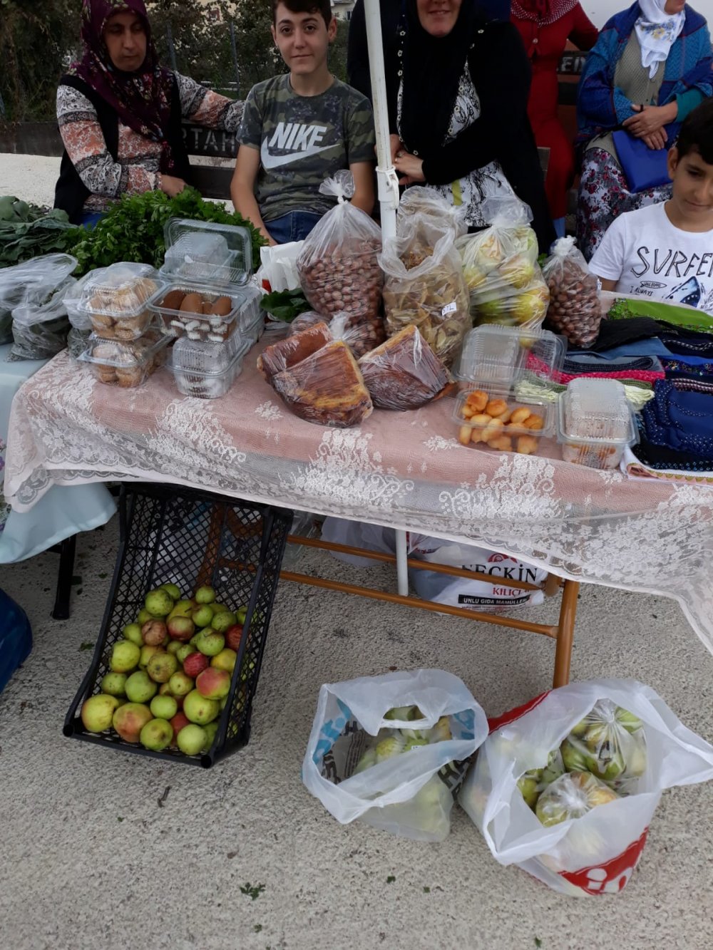 Trabzon'da mahalle halkı kendi organik pazarını kurdu