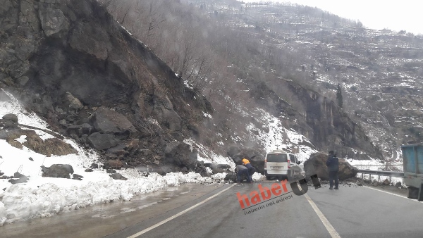 Trabzon'da toprak kayması yola kayalar düştü