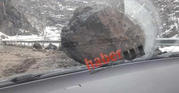Trabzon'da toprak kayması yola kayalar düştü