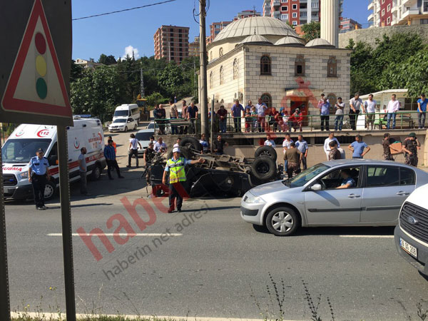 Trabzon'da polis aracı devrildi