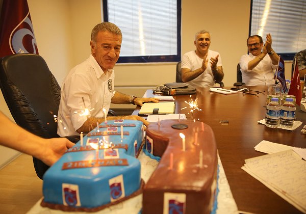 Trabzonspor Başkanı Ağaoğlu'na sürpriz kutlama