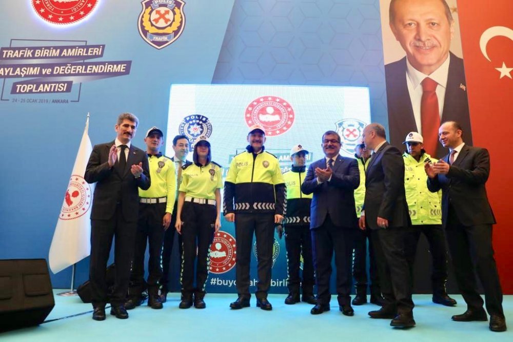 Süleyman Soylu trafik polislerinin yeni kıyafetlerini tanıttı