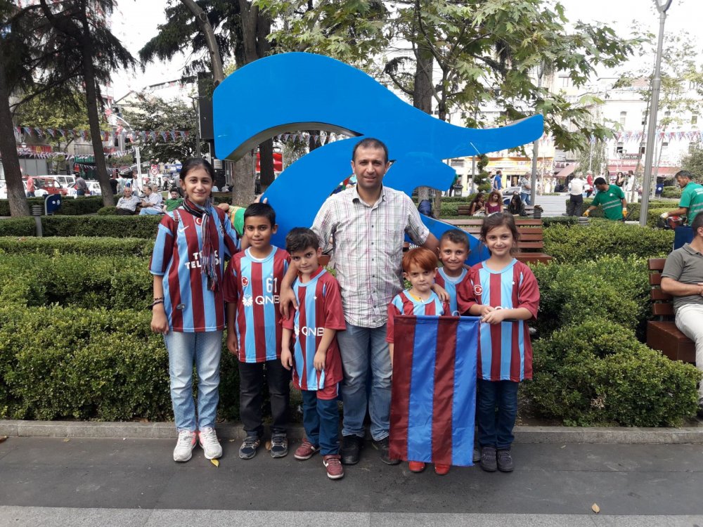 Trabzonspor 'u 90 dakika görmek için 450 kilometre yol gelen minik yürekler