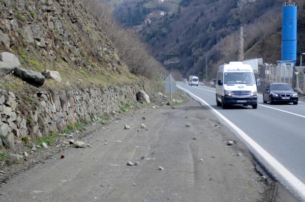 Zigana'da düşen kayalar kazalara neden oldu