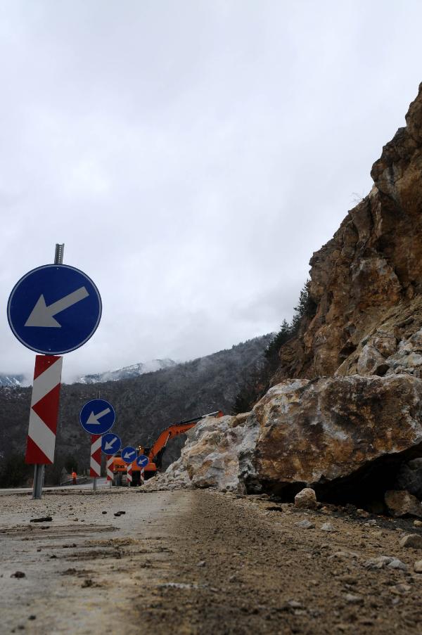Zigana'da düşen kayalar kazalara neden oldu