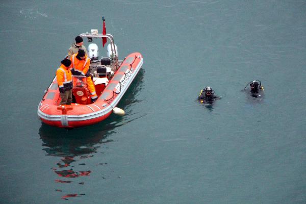 Trabzon'dan bir ay önce Zonguldak'a giden ve dün akşam kayalıklardan denize atlayan 31 yaşındaki Havva Ş.'yi arama çalışmaları devam ediyor.