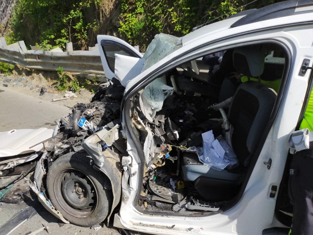 Halk otobüsü ile kamyonet çarpıştı: 1 ölü, 6 yaralı