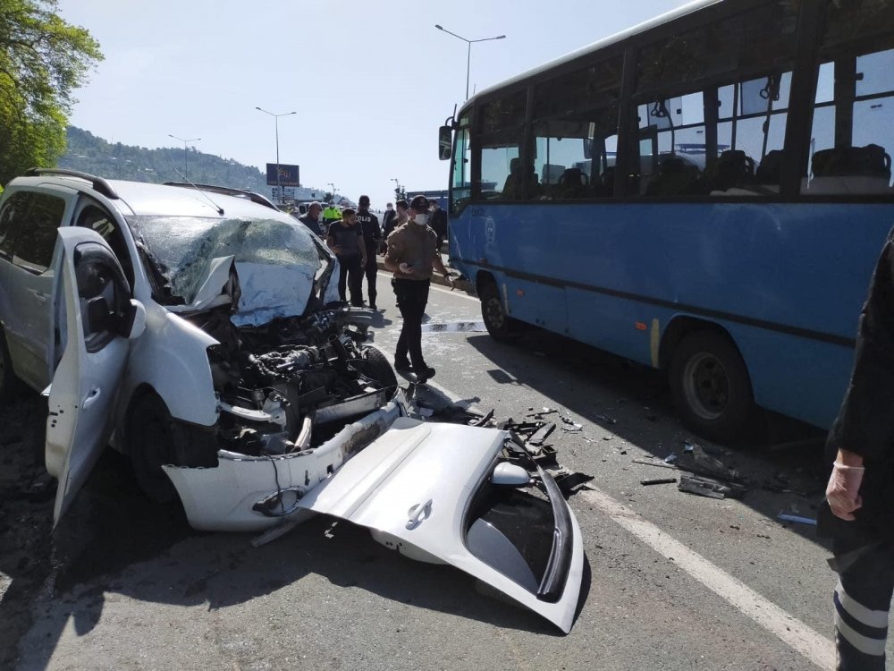 Halk otobüsü ile kamyonet çarpıştı: 1 ölü, 6 yaralı