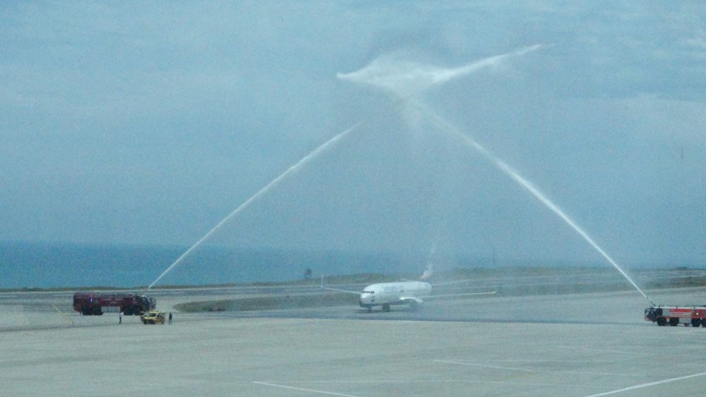 İlk Uçak Trabzon’da böyle karşılandı! Seyahat edeceklere önemli uyarı