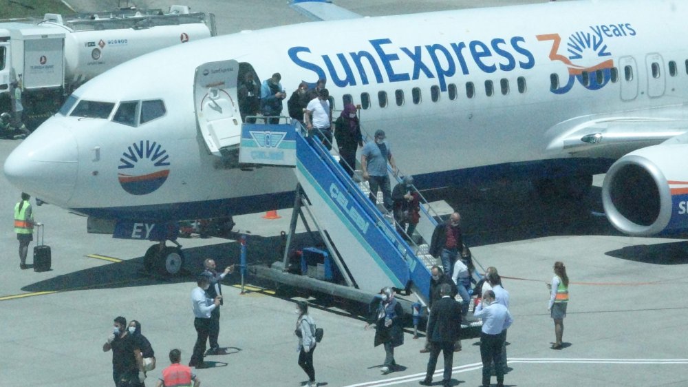 İlk Uçak Trabzon’da böyle karşılandı! Seyahat edeceklere önemli uyarı