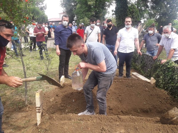 Trabzon'a gelirken kazada ölen karı koca son yolculuğuna uğurlandı