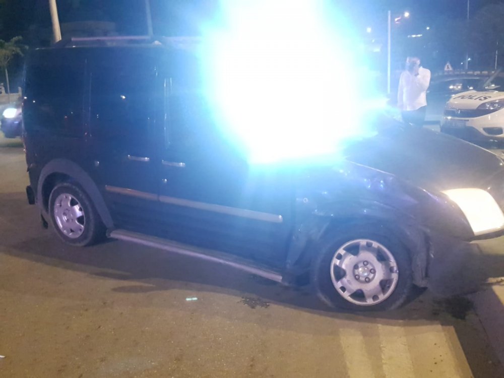 Kamyonet ile minibüs çarpıştı 8 kişi yaralandı