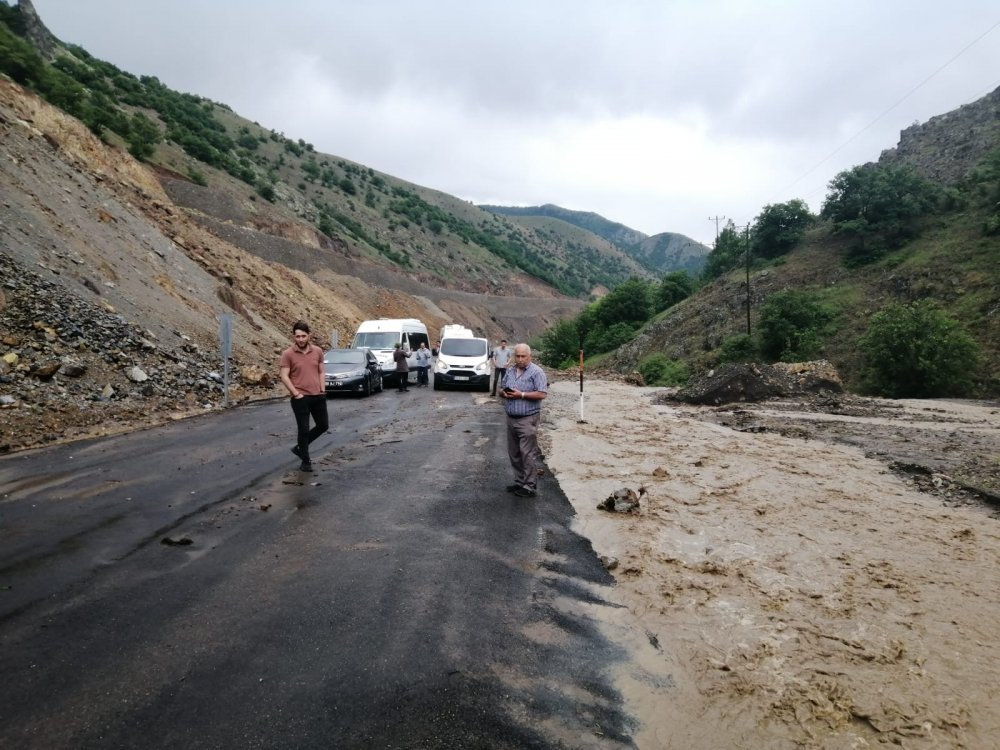 Giresun'da yağış yolu ulaşıma kapattı