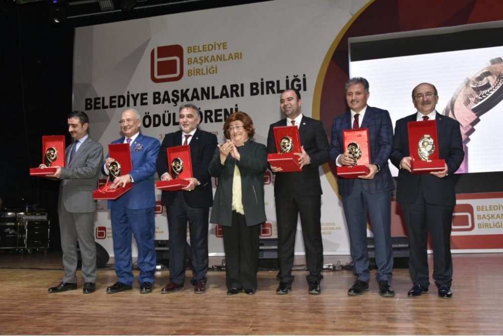  Başkan Gümrükçüoğlu ödülünü aldı 
