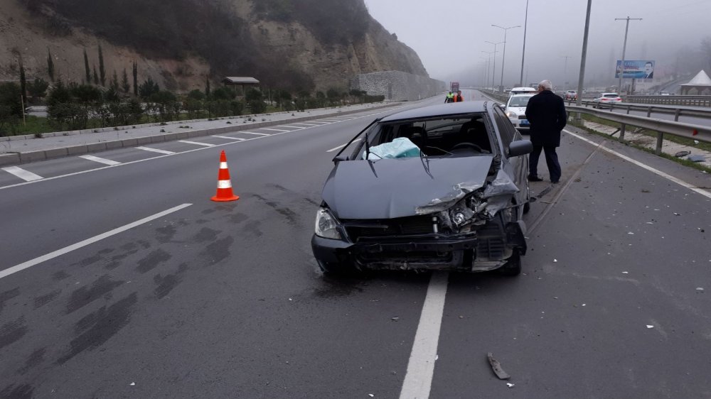 Trabzon plakalı araç bariyerlere çarptı: 1 Yaralı
