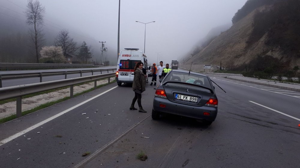 Trabzon plakalı araç bariyerlere çarptı: 1 Yaralı