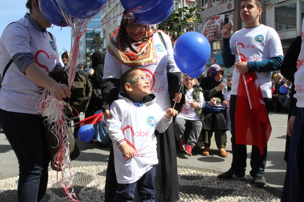 Rize'de otizmli çocuklar için yürüyüş düzenlendi