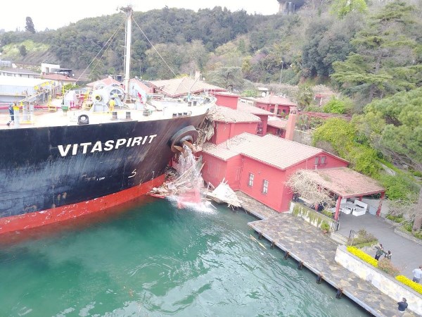 İstanbul Boğazı'nda gemi tarihi yalıyı yerle bir etti