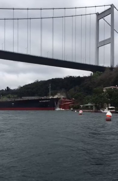 İstanbul Boğazı'nda gemi tarihi yalıyı yerle bir etti