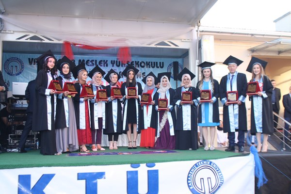 KTÜ Vakfıkebir MYO son mezunlarını verdi 