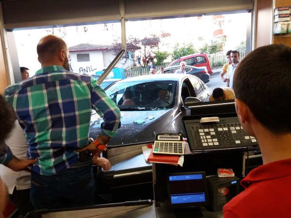 Trabzon'da inanılmaz kaza! Park edecekti, markete girdi