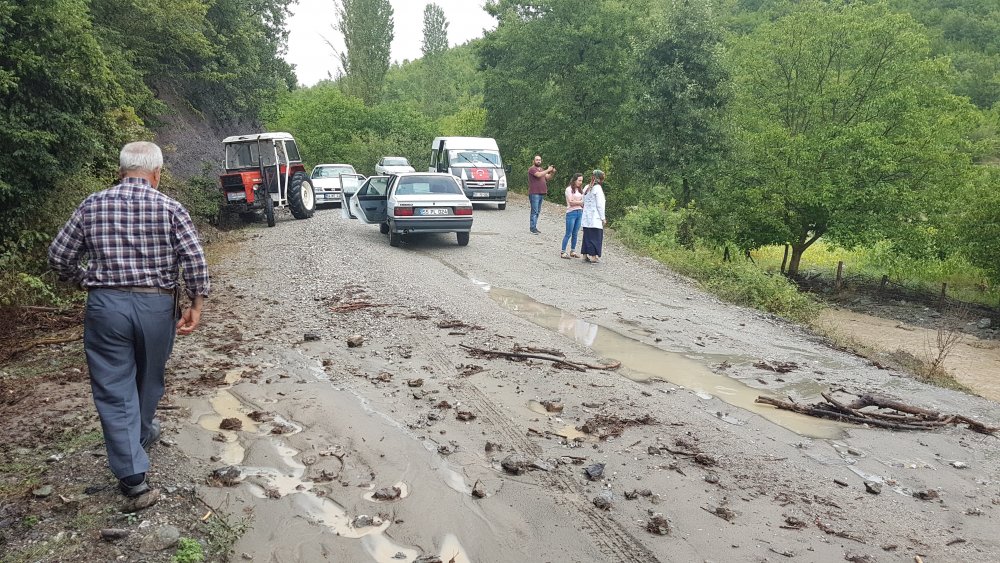 Sağanak yağış yolu kapattı