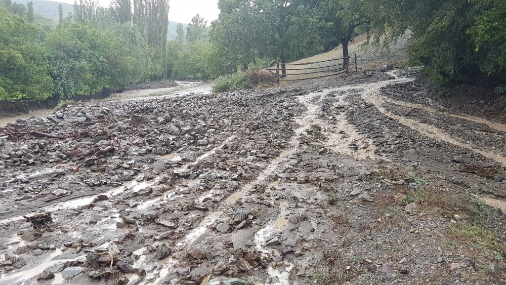 Sağanak yağış yolu kapattı