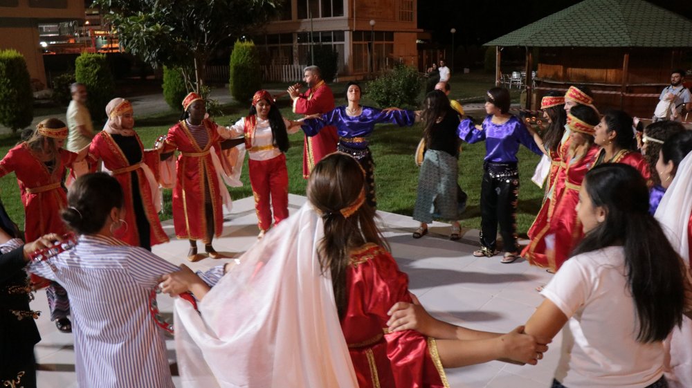 Samsun'da 20 farklı ülkeden 24 öğrenci kına gecesi programı düzenledi.