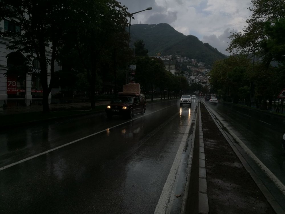 Ordu’da yağmur yağışının hemen öncesinde şehir merkezi karanlığa büründü. 
