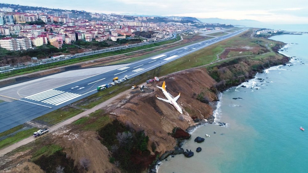 Trabzon'da pistten çıkan uçak 47 günde ssöküldü