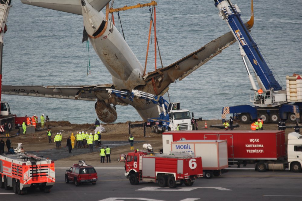 Trabzon'da pistten çıkan uçak 47 günde ssöküldü