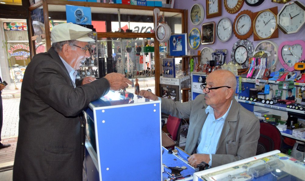 84 yaşındaki saatçi ustası yıllara meydan okuyor 