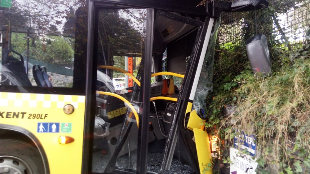 İETT otobüsü kaza yaptı: Çok sayıda yaralı