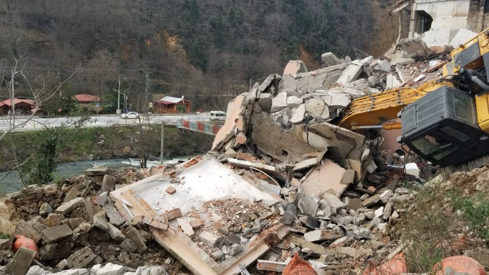 Trabzon'da bina kepçenin üzerine devrildi