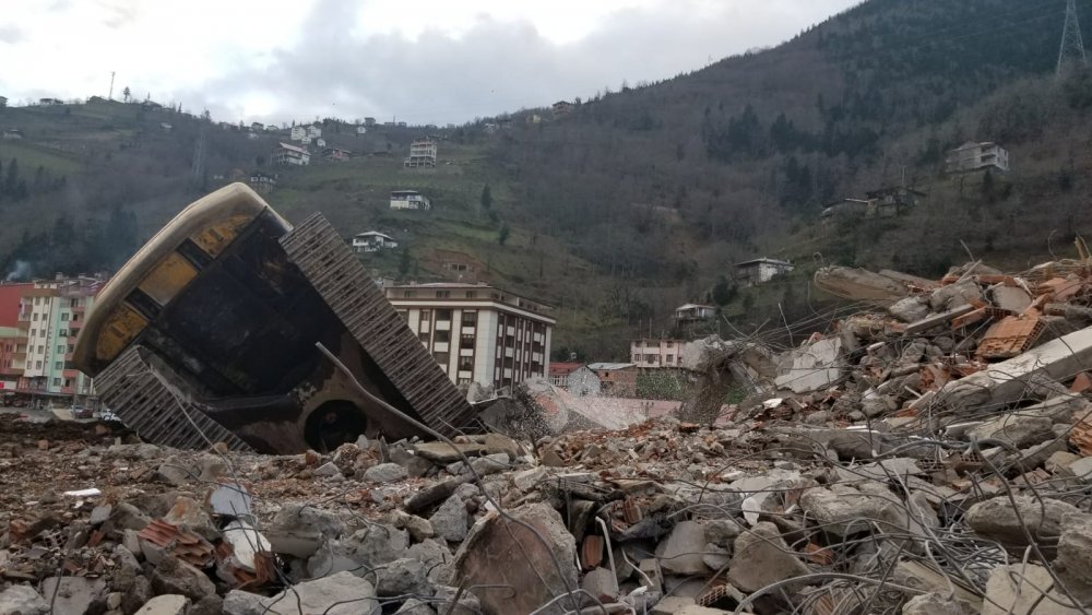 Trabzon'da bina kepçenin üzerine devrildi