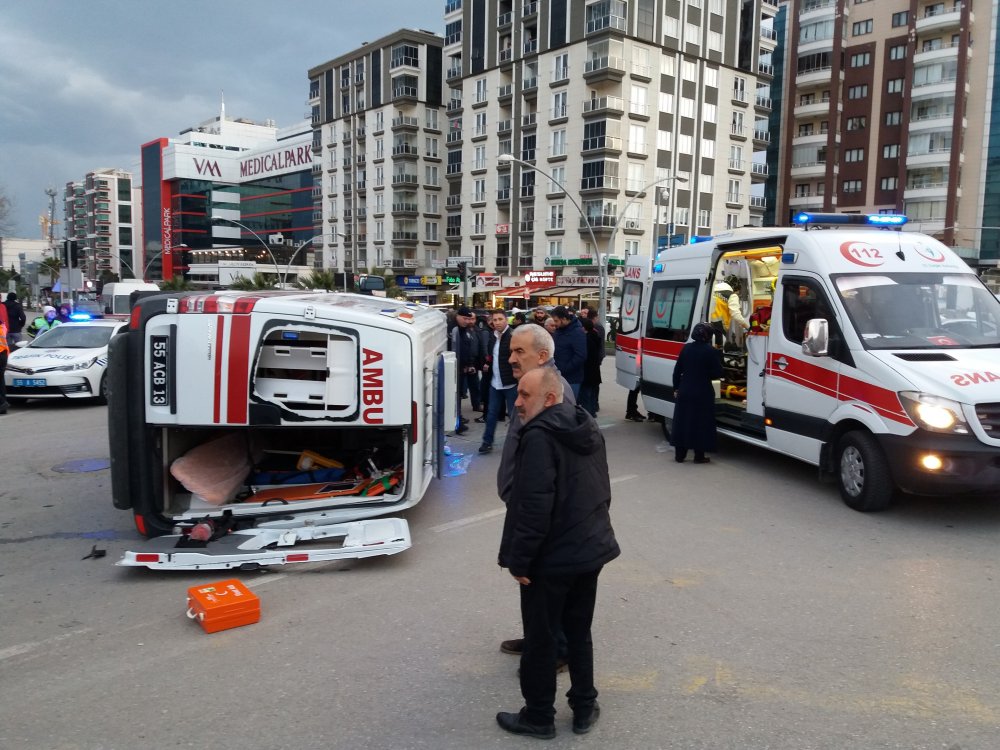 Samsun'da ambulans ile otomobil çarpıştı: 6 yaralı