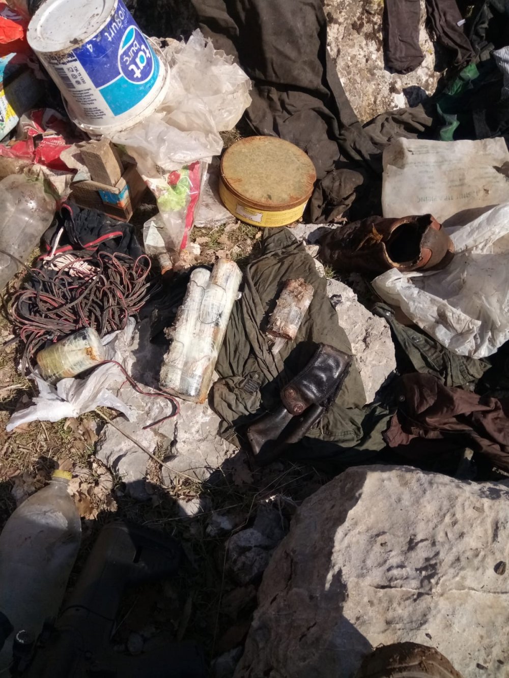 Cudi Dağı'nda teröristlere ait yaşam malzemesi ele geçirildi