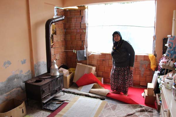 Gidecek yerleri olmayan aile tehlike içinde yaşıyor