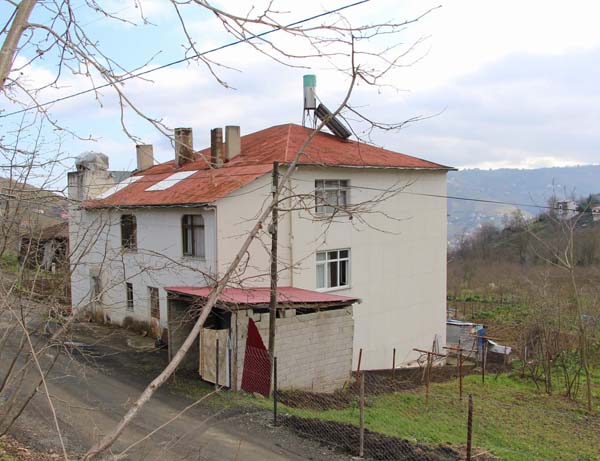 Gidecek yerleri olmayan aile tehlike içinde yaşıyor