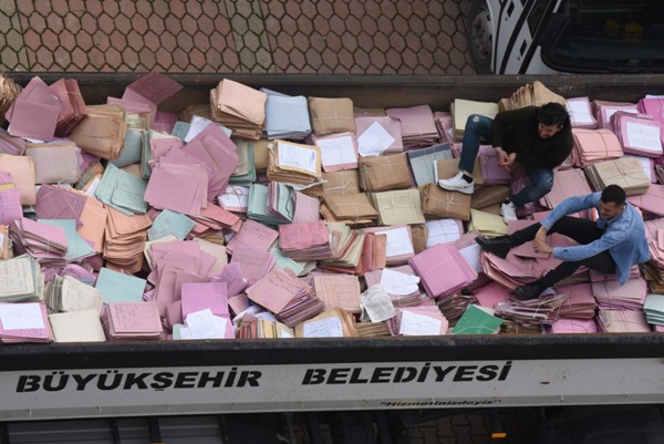 Trabzon Adliyesindeki dosyalar tırlara yüklendi - Ankara'ya gönderildi