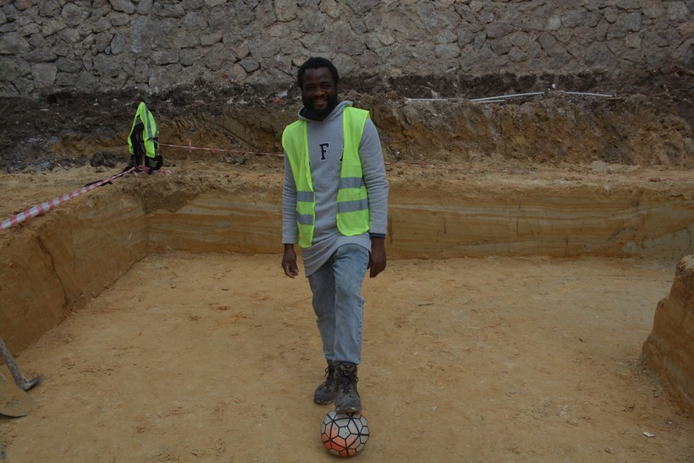 Futbol oynamak için geldi, inşaatta çalışmaya başladı!